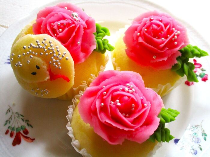 2025年蛇年バレンタインに! 特別な一皿。薔薇と白蛇が彩る米粉入り蒸しパン