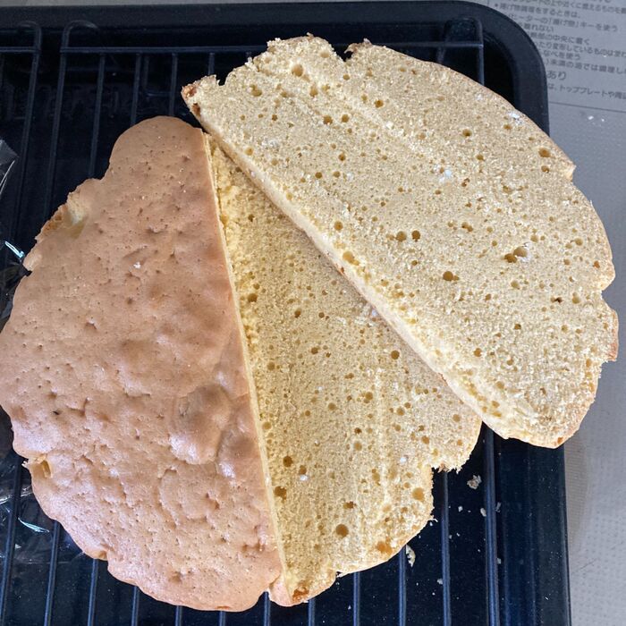 スポンジをひな壇の形にする。