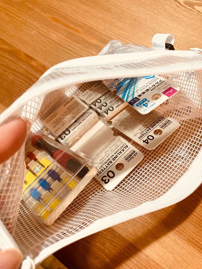 メインのファスナー部分には普通の電池と小さな工具を