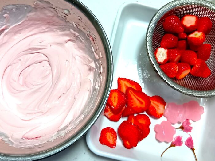 桜とベリー!春色ドレスのプリンセスケーキを組み立てていきます