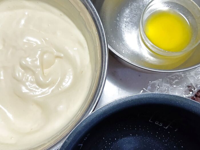 炊飯器でチョコチップ入りスポンジケーキを焼きます