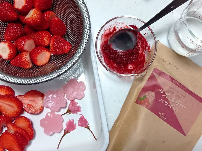 ピンク色のホイップクリームを作ります