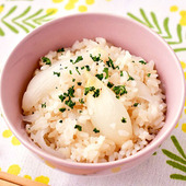 【新玉ねぎの炊き込みごはん】便利な野菜だし使用!
