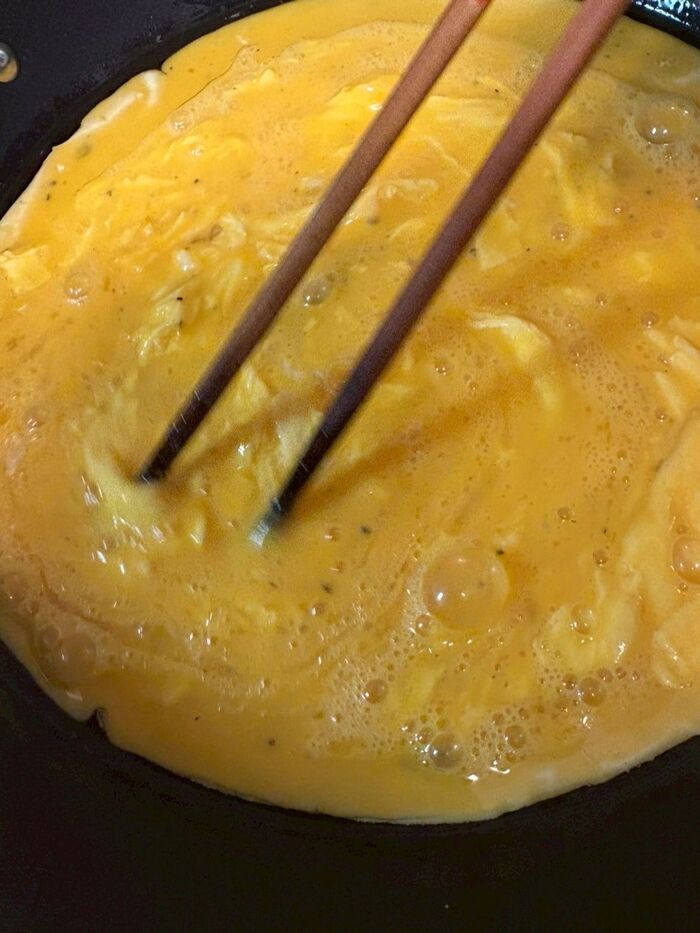 強火でかき混ぜながら火を通します。