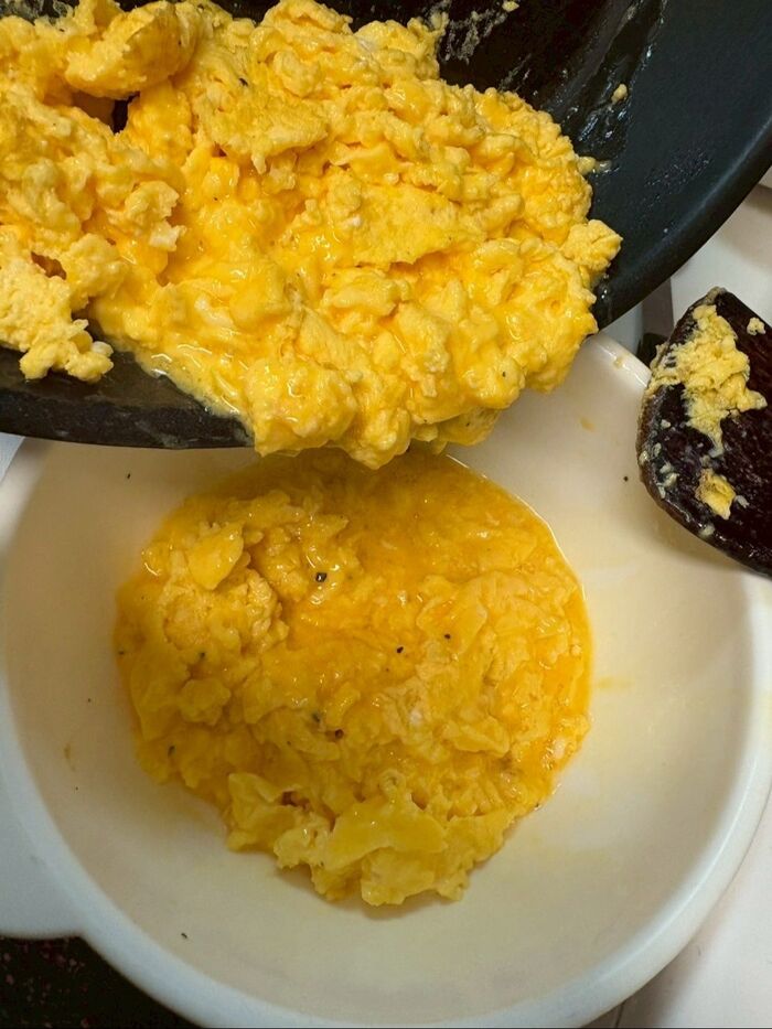 半熟程度で良いので、ふわふわな状態で元のボウルに取り出しておきます。