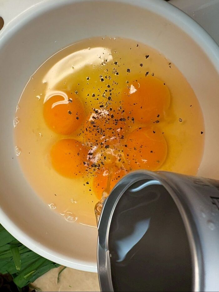 まず、卵に日本酒と塩コショウを加え、溶いておきます!