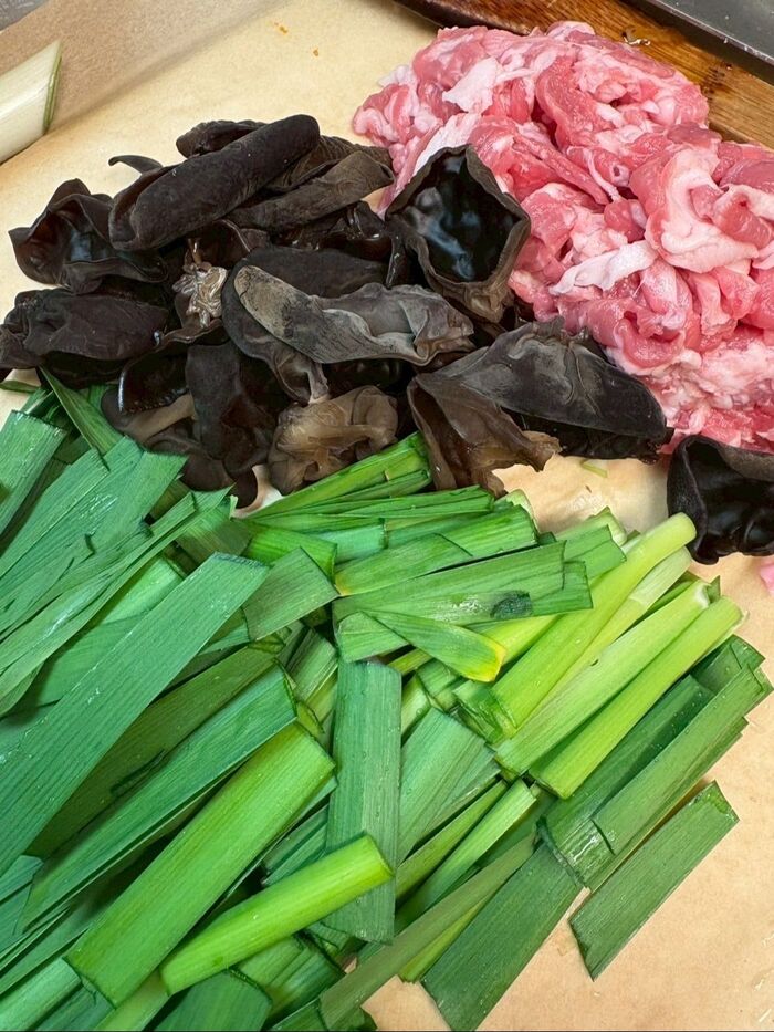 材料はあらかじめ切っておいて手早く炒めます!