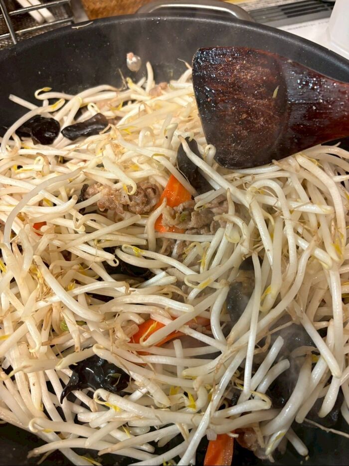 モヤシを加えてさっくり炒め合わせます。