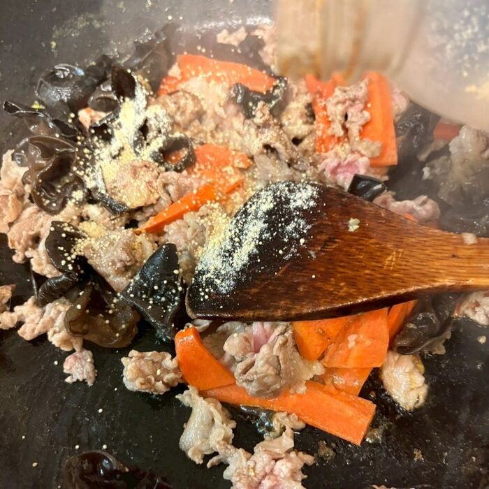 豚肉と人参、キクラゲを炒め、中華だしでしっかり目に味を付けます!