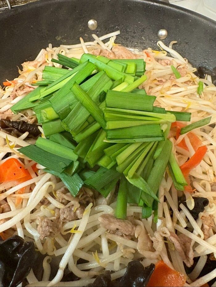 モヤシが半透明になったぐらいでニラを投入!