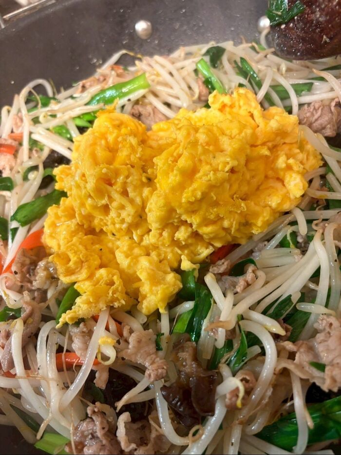 火を止めてから卵を乗せて、さっくり混ぜ合わせます!