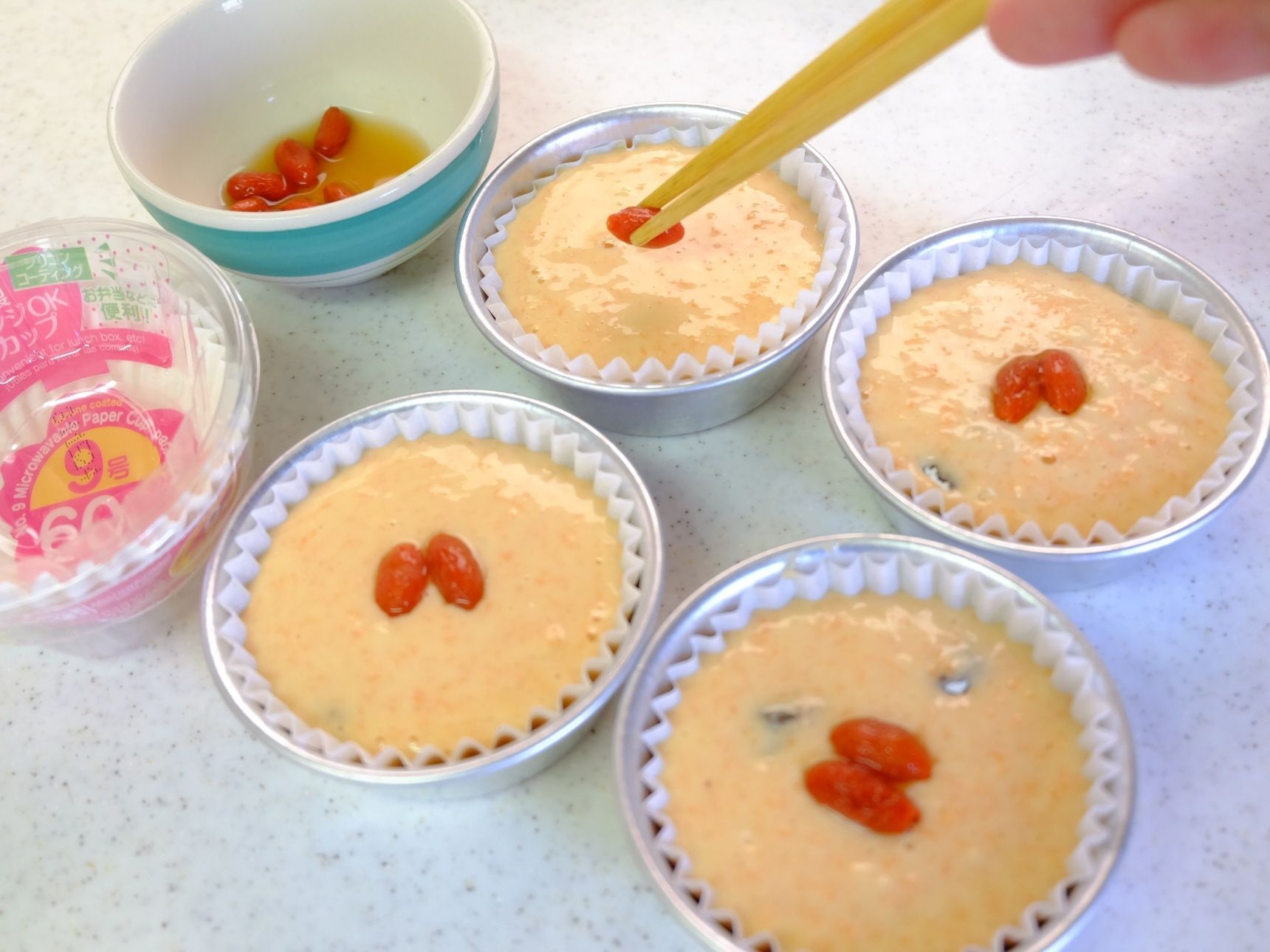 できあがった生地を、ココットに入れる