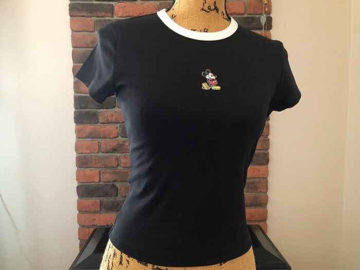 ミッキーがワンポイント。甘すぎないユニクロのTシャツ
