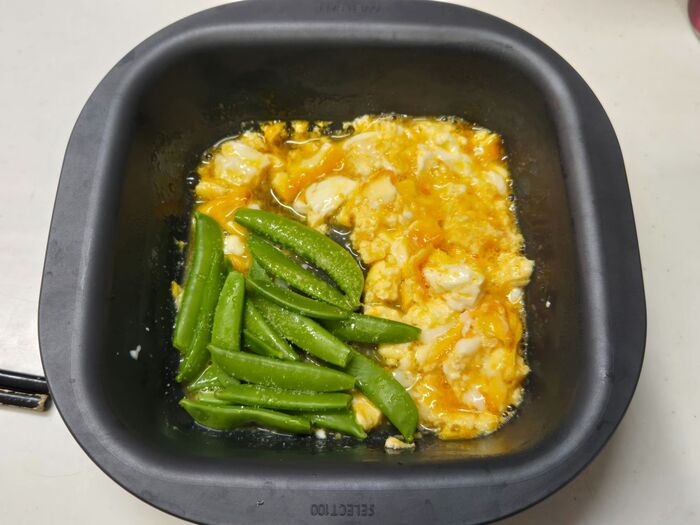 スナップエンドウを入れて加熱する。