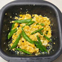 電子レンジで!スナップエンドウのスクランブルエッグ。