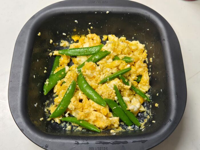 電子レンジで!スナップエンドウのスクランブルエッグ。