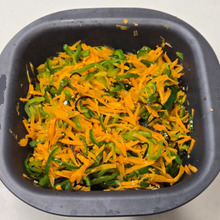 電子レンジで人参とピーマンのきんぴら。