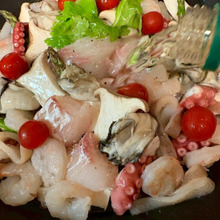 好きな魚介類を並べてワインをかけたら10分の<アクアパッツア>