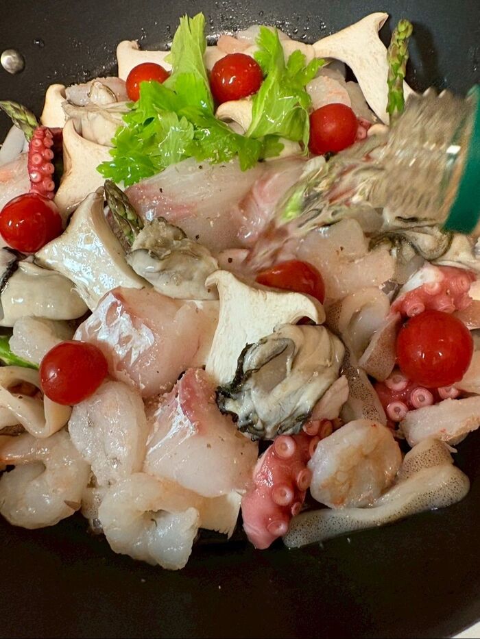 好きな魚介類を並べてワインをかけたら10分の<アクアパッツア>