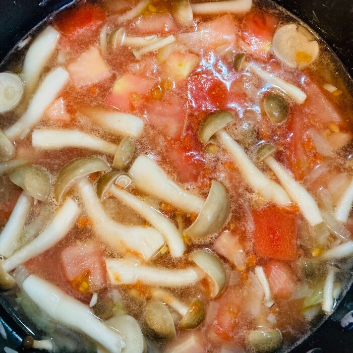 5.トマト、水、②を加えます