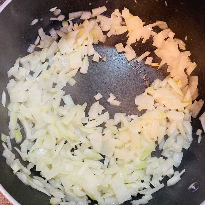 3.玉ねぎを炒めます