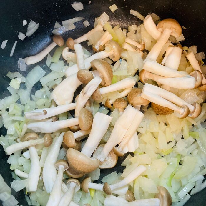 4.しめじを加えて軽く炒めます