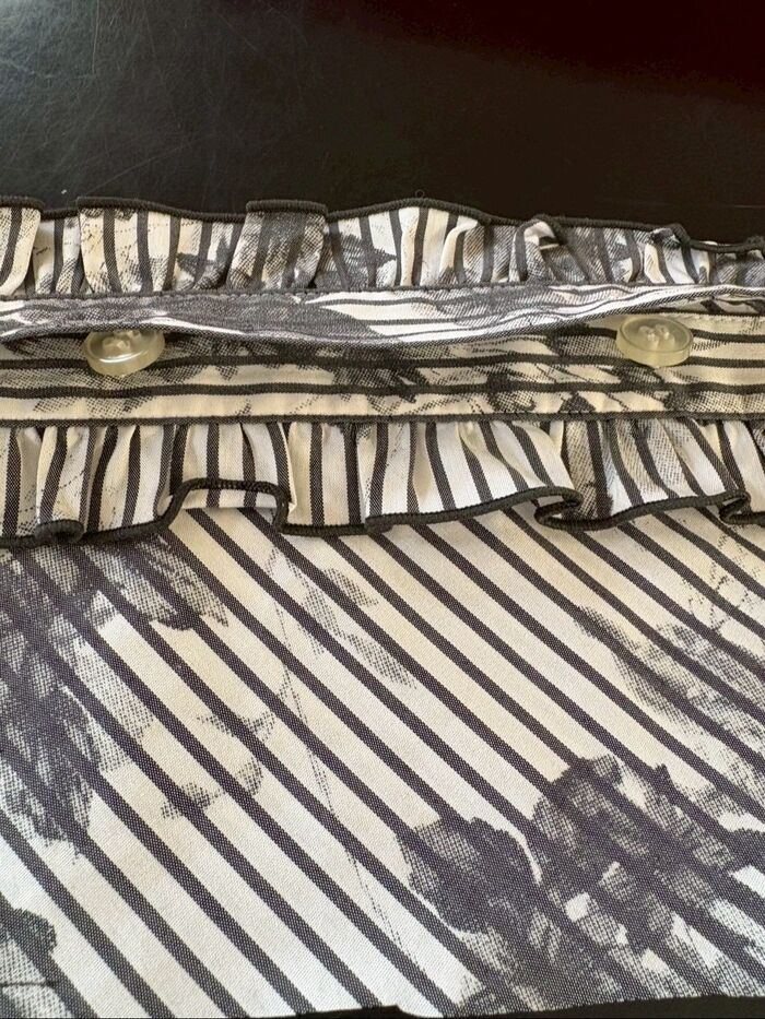 ボタンの付いている方が下で、上からボタンホールのある方を被せます