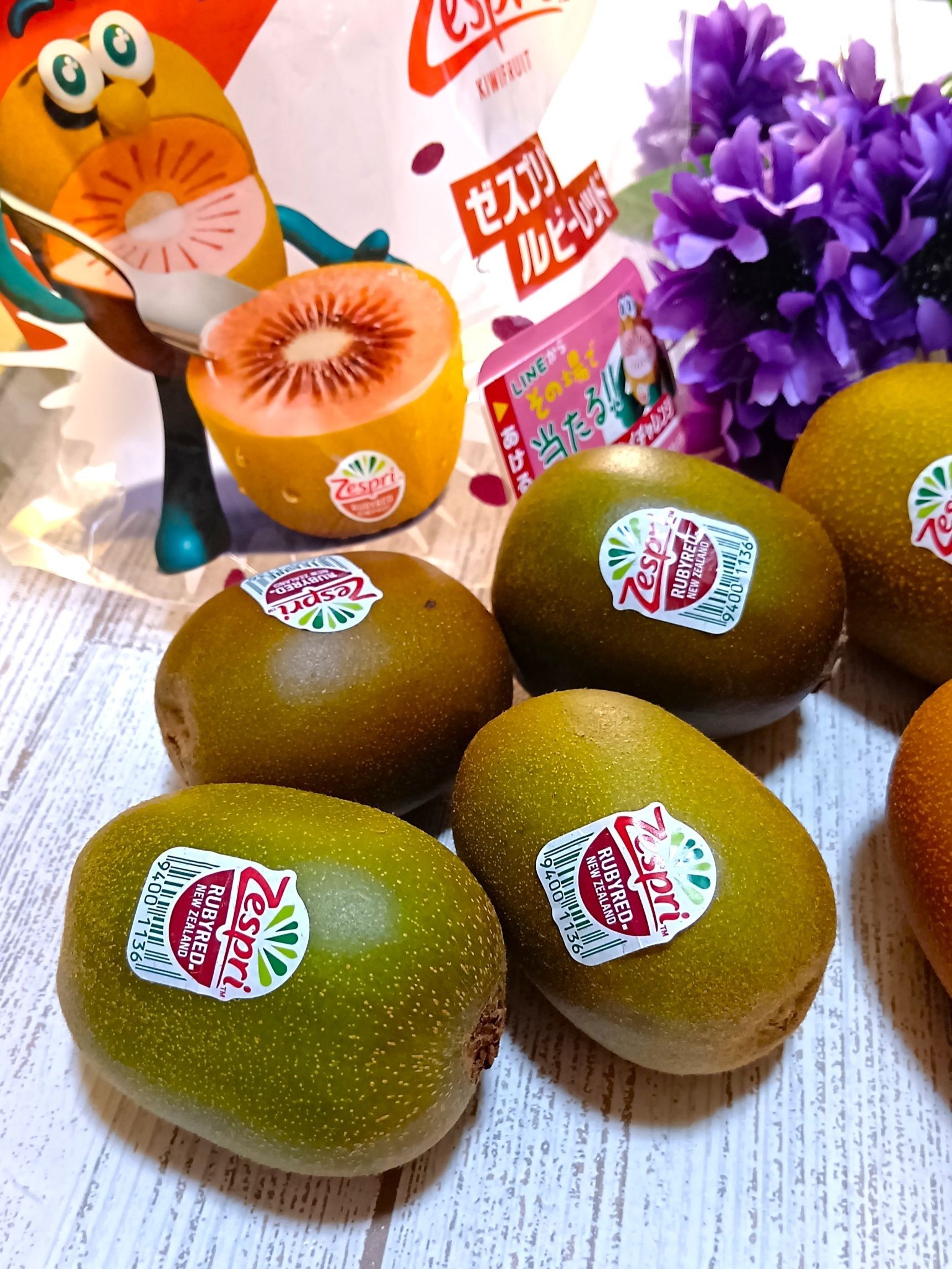 今しか味わえない!貴重なルビー色の『レッドキウイ』を食べてみた~!