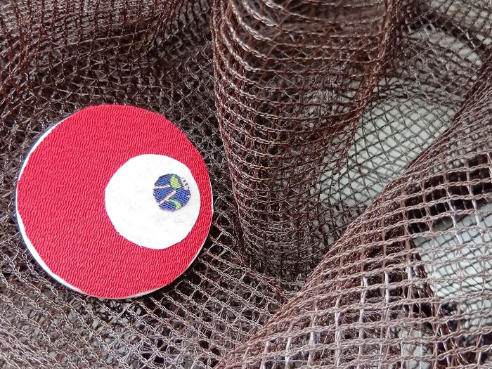 カラスを見張ってくれるミャクミャク缶バッジ!つけ外しも簡単です!