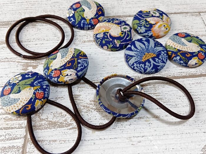 ちなみに、この青い布はクルミボタンヘアゴムを作った際の残りハギレで作っていますよ