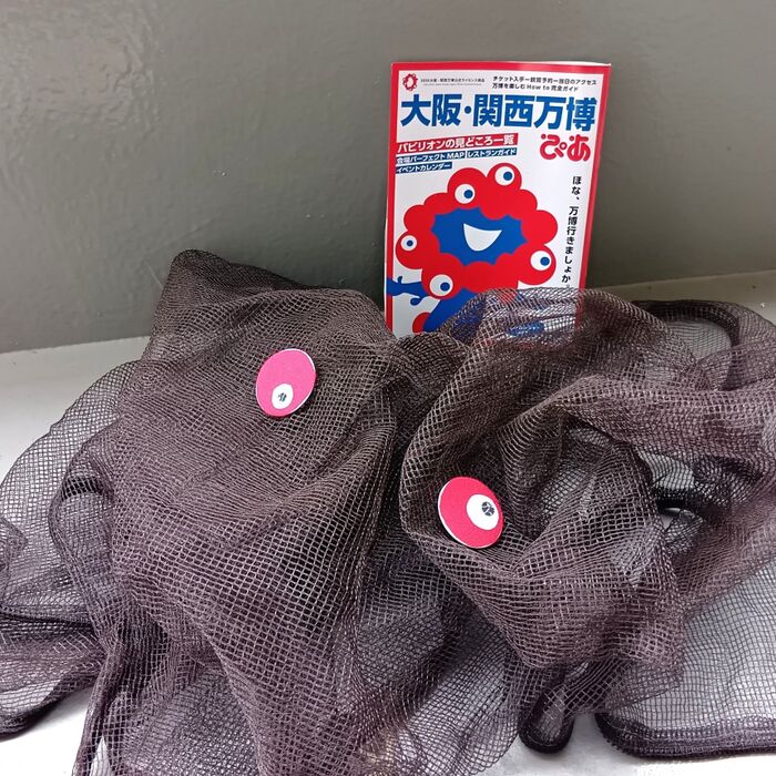 実はこのミャクミャク目玉…“カラス撃退アイテム”としても活躍させる予定~!