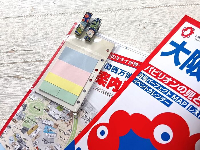 雑誌と一緒にパチッと留めておけば、マップが迷子になる心配もなし。おうちで計画を立てるときに使う付箋も、マップと一緒にまとめておけて便利です。
