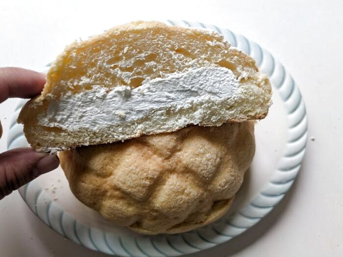 これ凄い!!ずっしり重い!クリームたっぷりメロンパン