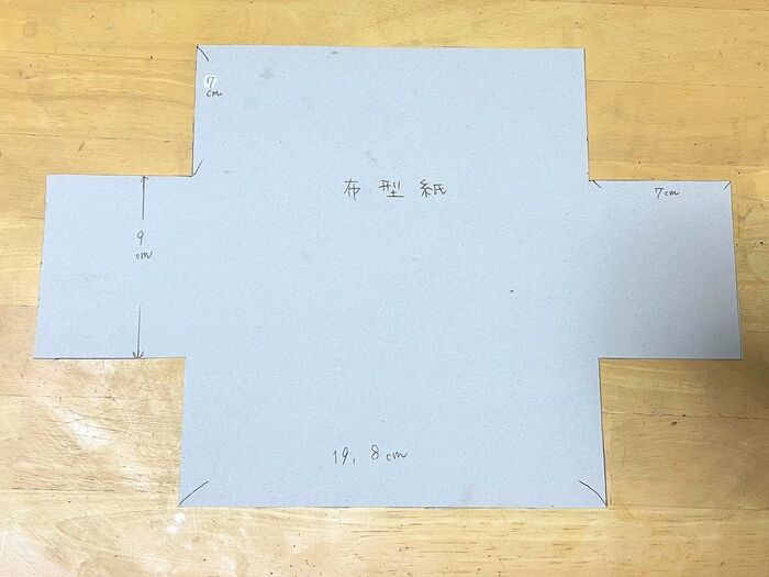 3、布を型紙のサイズで裁断します