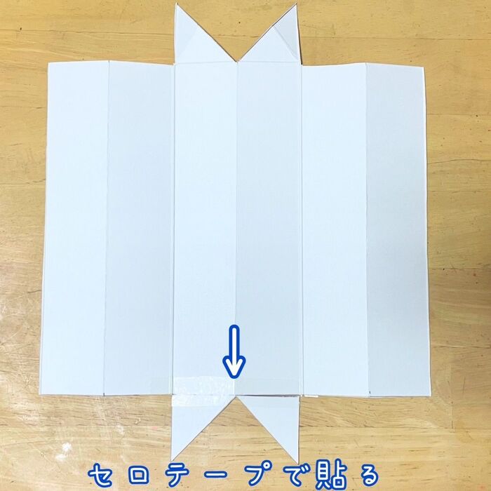 2、三角形を片側に貼ります