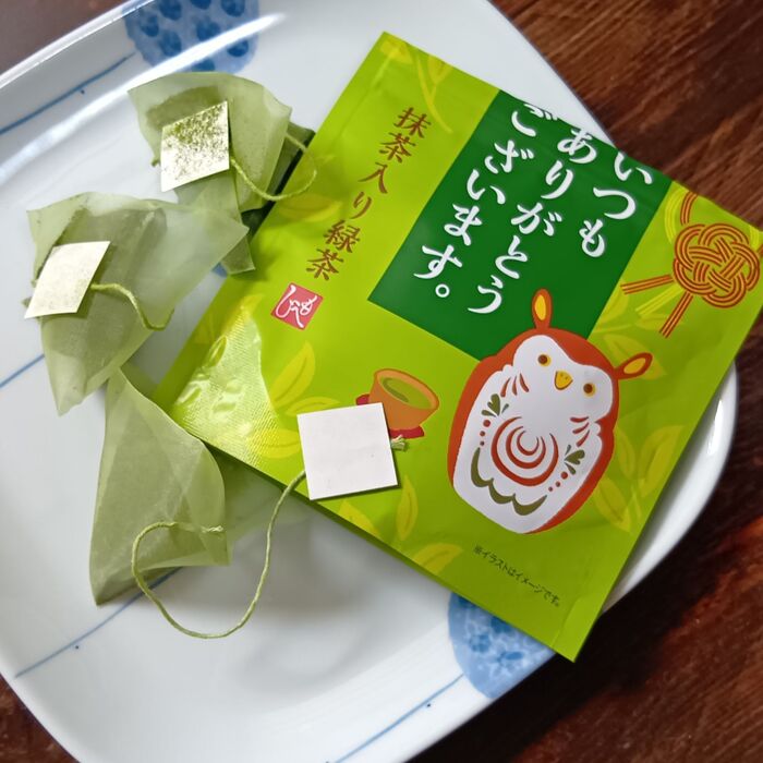 今回の作品には、カルディで購入した、抹茶入り緑茶ティーバッグを使います。