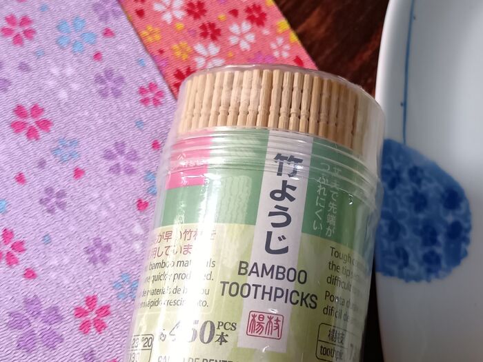 次の作品の作り方です。ダイソーの竹ようじを使用します。