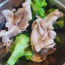 ブロッコリーと豚こまのサラダ