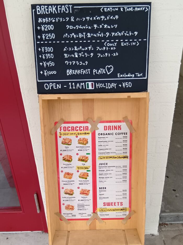 お店の入り口のドア横にも、ずらりとメニューが紹介されていますよ