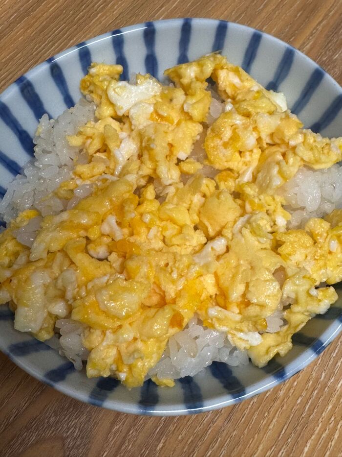 8 ご飯の上に卵をのせる