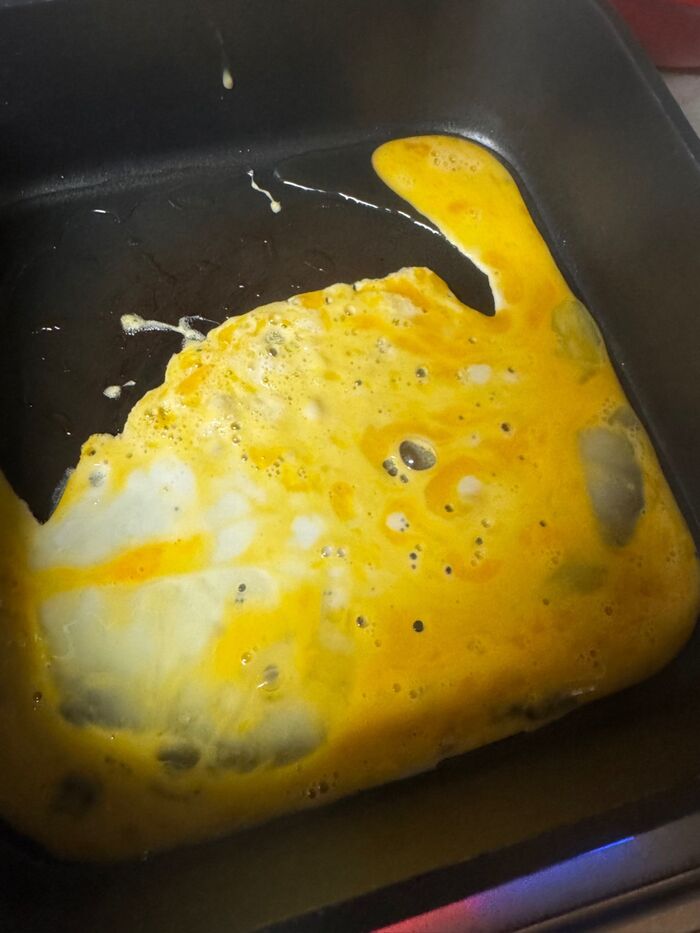 3 卵を溶き、フライパンに入れる