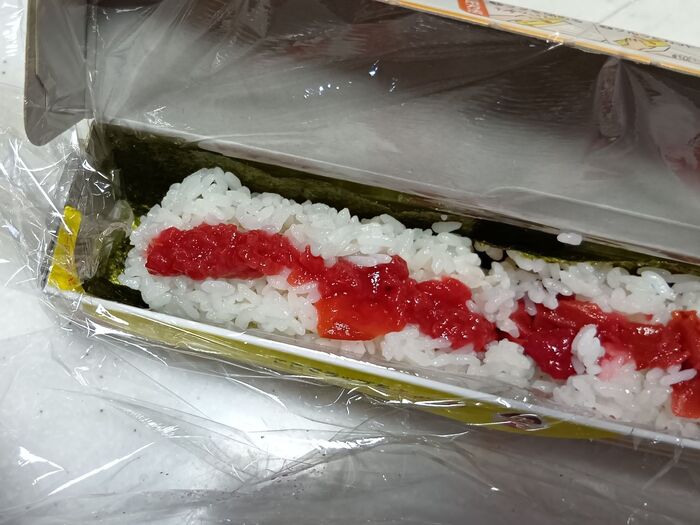 【巻きずし風おにぎり(梅干し味)】を作ります。