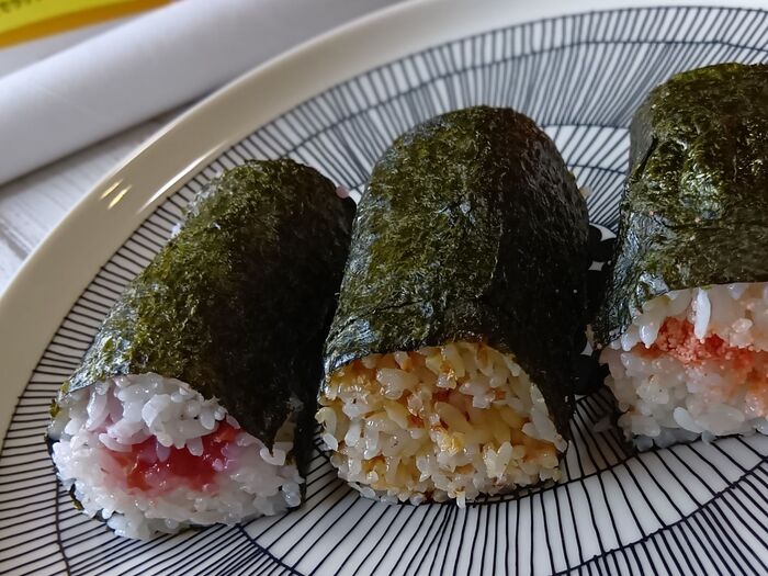 ほどよい大きさの巻きずし風おにぎりです!3種類のお味を楽しむことができますよ!