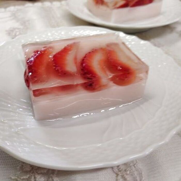 市販のイチゴラテを使った2色のイチゴゼリー