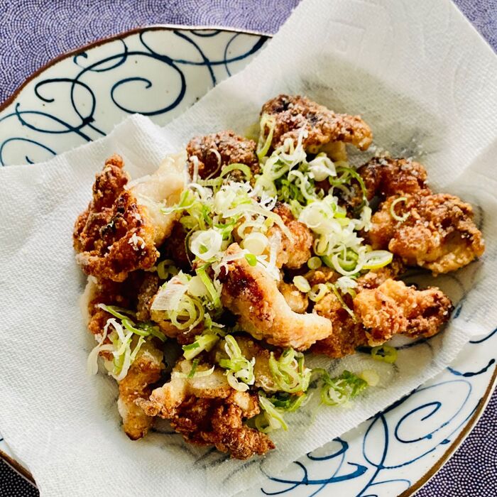 鶏皮捨てるなんてもったいない!「ねぎ塩鶏皮のパリパリ焼き」太鼓判!