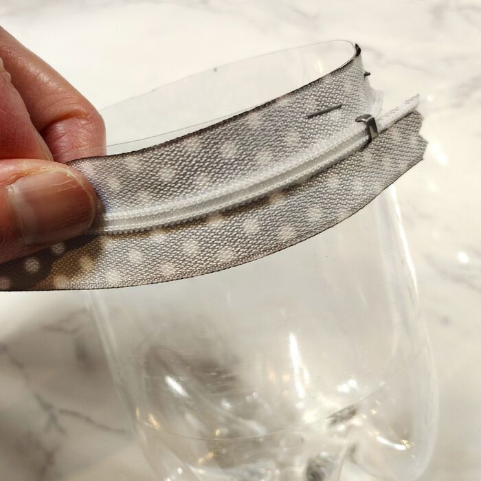 ホチキスでファスナーをとめる