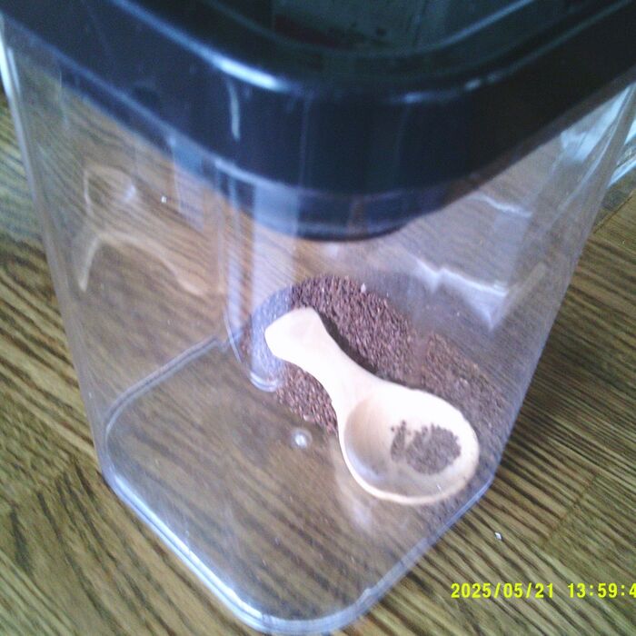 小さいさじでコーヒーの量を加減できる