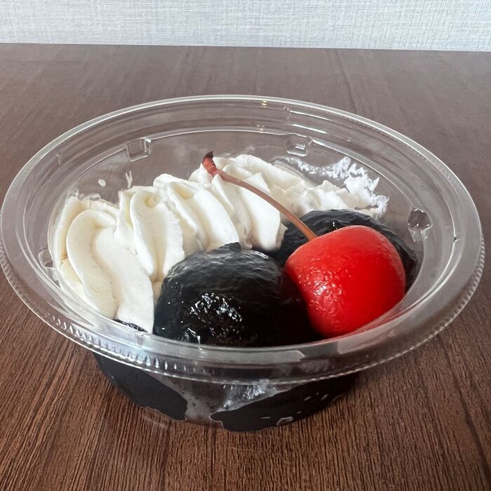 セブンで謎の真っ黒スイーツが300円!一回食べたらやみつきに!