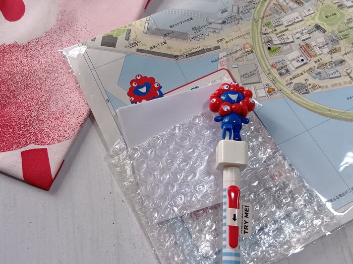 プチプチ袋のポケット部分には、メモ用紙を入れておくことができます。あらかじめメモしたものを入れておくのもよし、白紙のメモを入れておいて、必要なときに書き込むのも便利です。