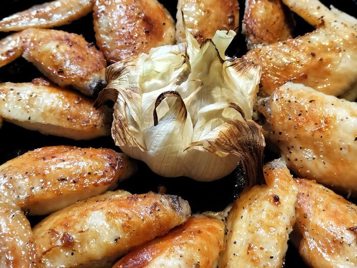 ごま油とにんにくの香ばしい手羽先グリル焼き!にんにくの「茎」と焼きニンニクを添えて!